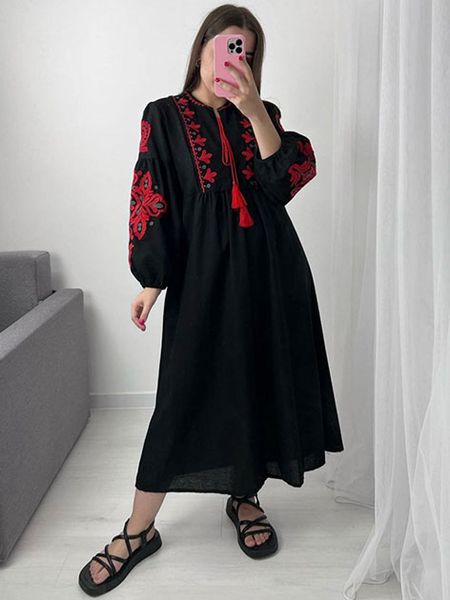 Чорно-червона сукня вишиванка жіноча 2 фото