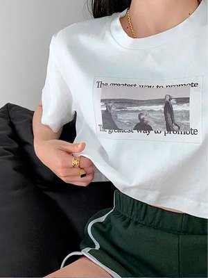 Коротка жіноча футболка